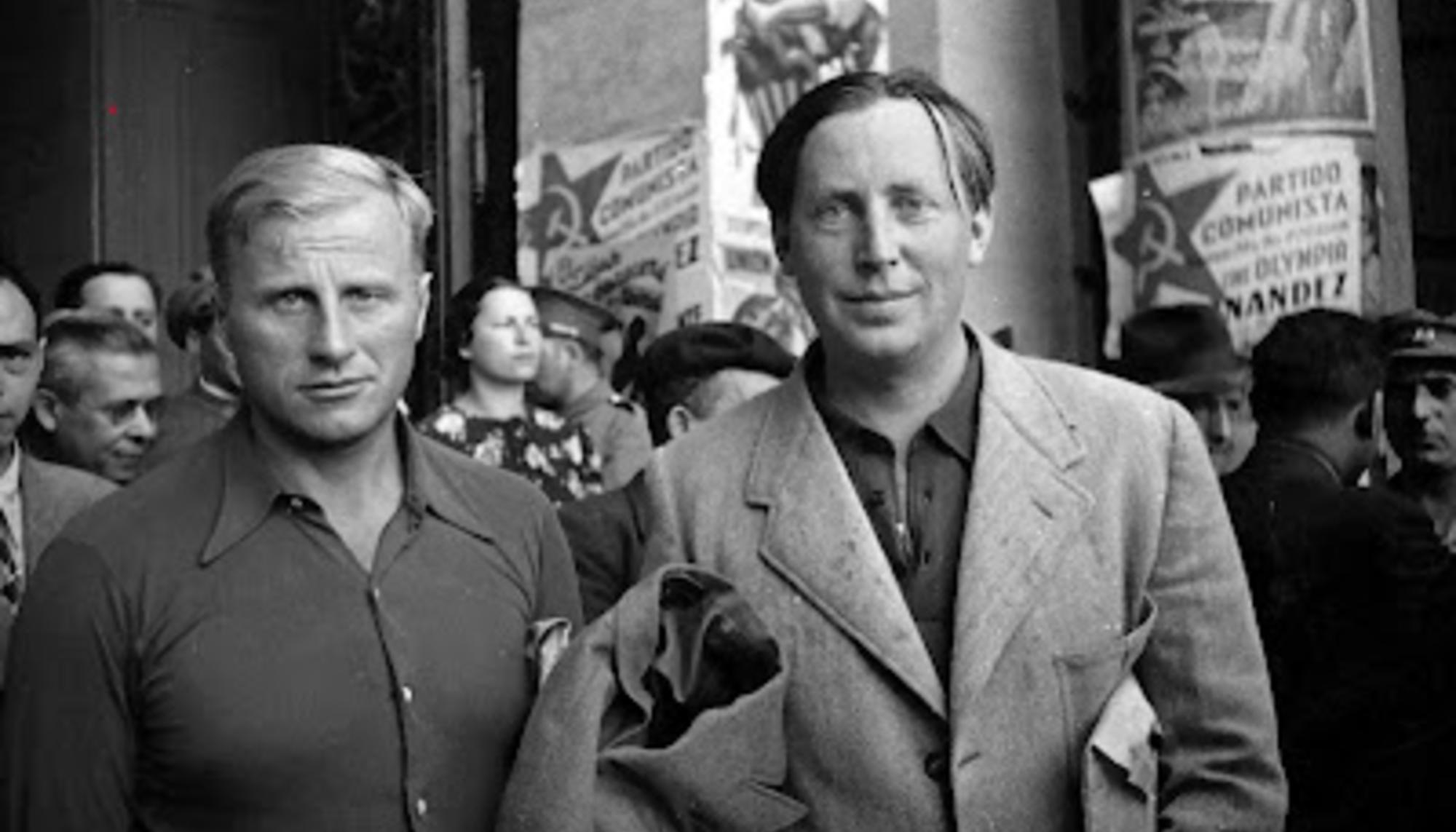 Grieg. con americana, junto a un compatriota